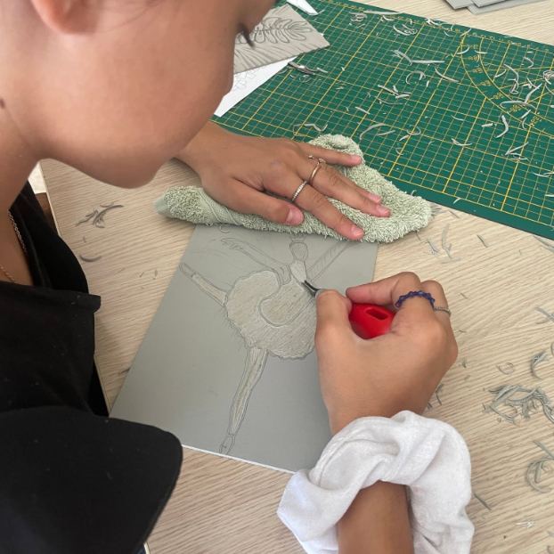 Linogravure, détail des mains